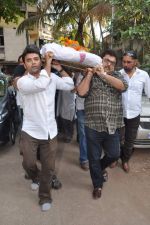 at Bollywood Photographer Jagdish Mali_s funeral in Mumbai on 13th May 2013 (56).JPG